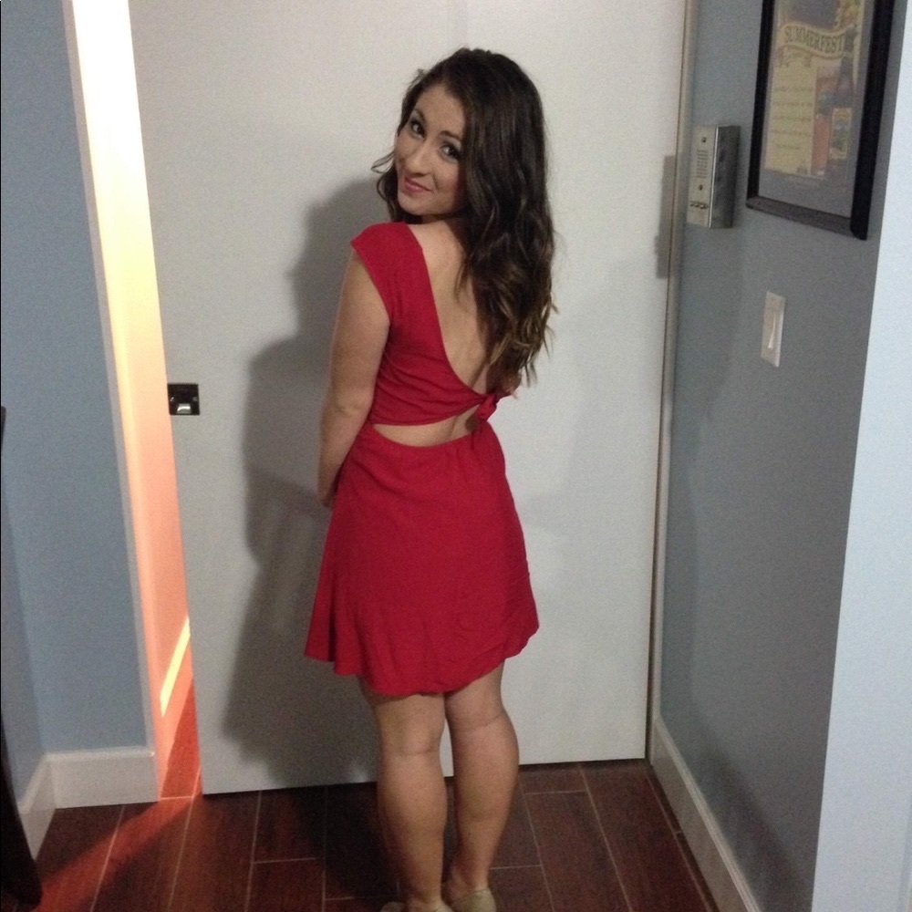 Crisscross open tie back, solid red dress 💃